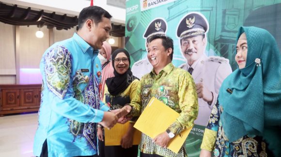 ASN Banjarbaru Naik Pangkat, SKnya Diserahkan Wali Kota