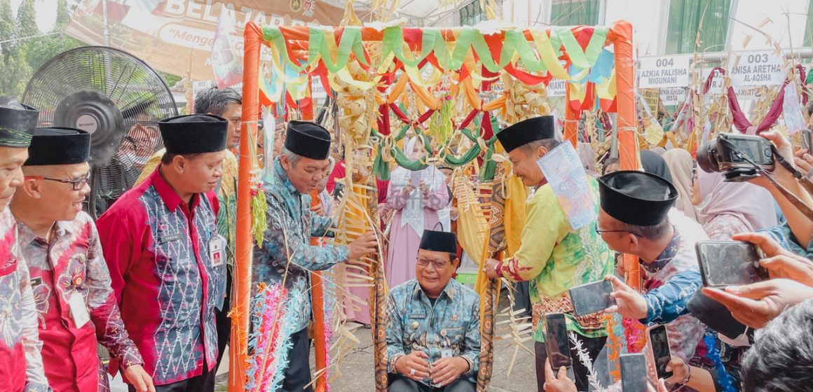 Paman Birin Baayun di Museum Lambung Mangkurat