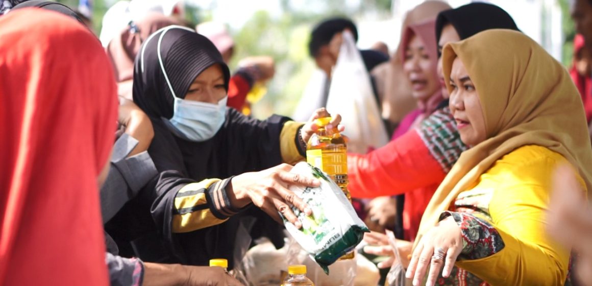 Warga Landasan Ulin Serang Pasar Murah