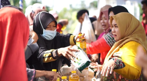 Warga Landasan Ulin Serang Pasar Murah