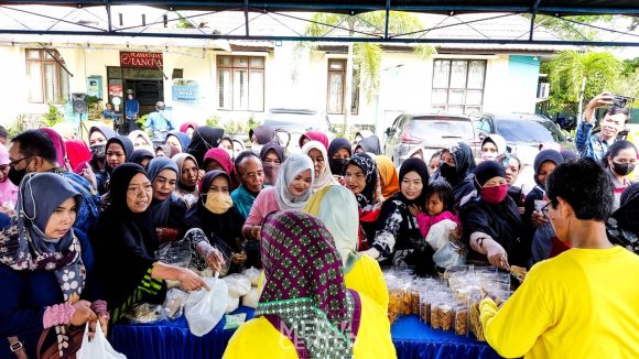 Giliran Kantor Camat Liang Anggang Diserbu Warga