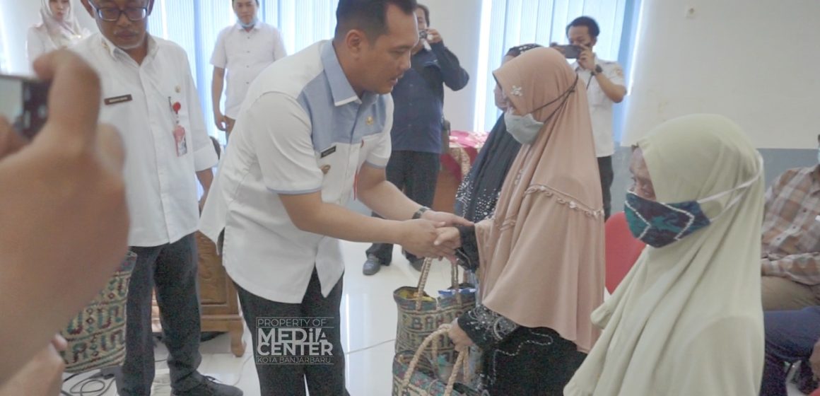 Ditengah Tingginya Angka Inflasi, Pemkot Banjarbaru Serahkan Bantuan Paket Sembako