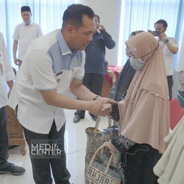 WhatsApp Image 2022-11-23 at 12.12.53 PM Ditengah Tingginya Angka Inflasi, Pemkot Banjarbaru Serahkan Bantuan Paket Sembako