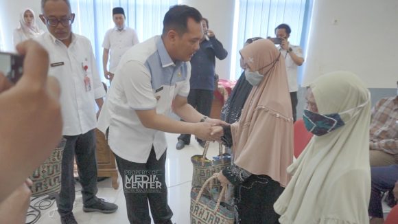 Ditengah Tingginya Angka Inflasi, Pemkot Banjarbaru Serahkan Bantuan Paket Sembako