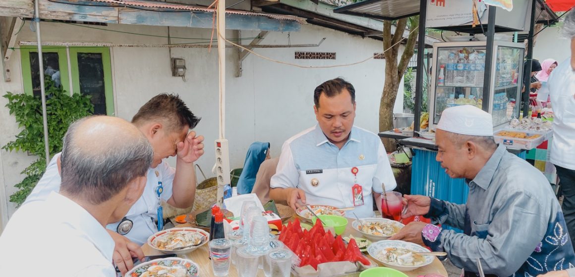 Aditya makan siang di Siring Sungai Kemuning