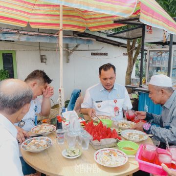 Aditya makan siang di Siring Sungai Kemuning