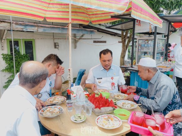 Aditya makan siang di Siring Sungai Kemuning