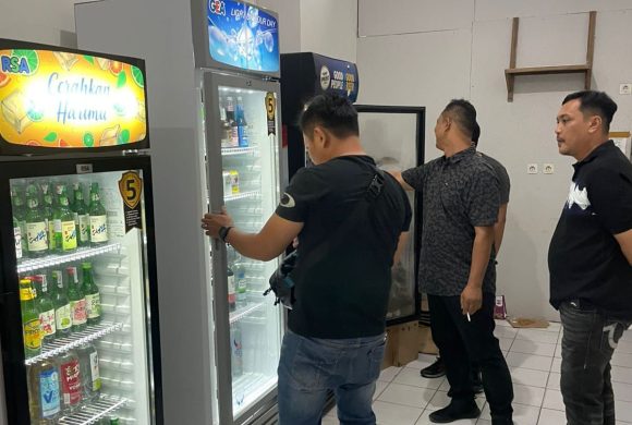 Tanggapi Laporan Warga, Wali Kota Banjarbaru Turun Langsung Sita 434 Botol Miras