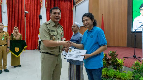 Aditya Serahkan Insentif untuk Marbot