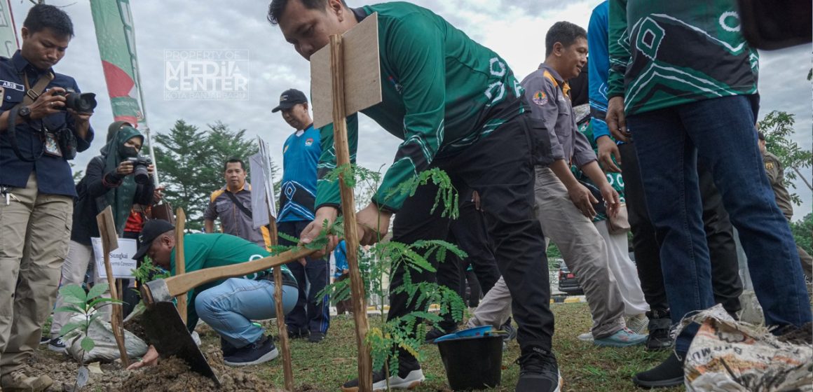 Momen Muskomwil V APEKSI Reg Kalimantan 2022, Tanam Bibit Pohon Dikawasan Pasar Bauntung.