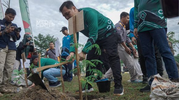 Momen Muskomwil V APEKSI Reg Kalimantan 2022, Tanam Bibit Pohon Dikawasan Pasar Bauntung.