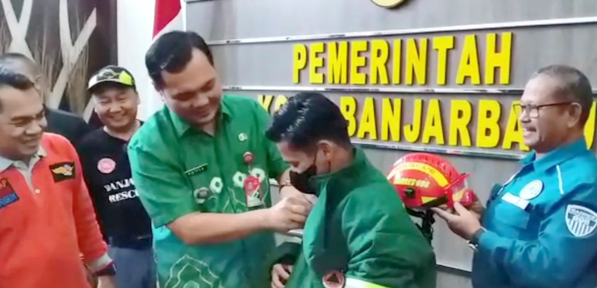 70 Set Pakaian Safety Dibagikan Aditya Kepada 35 BPK se-Kota Banjarbaru