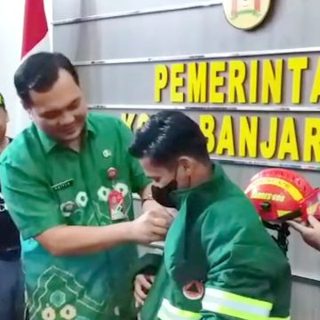 70 Set Pakaian Safety Dibagikan Aditya Kepada 35 BPK se-Kota Banjarbaru