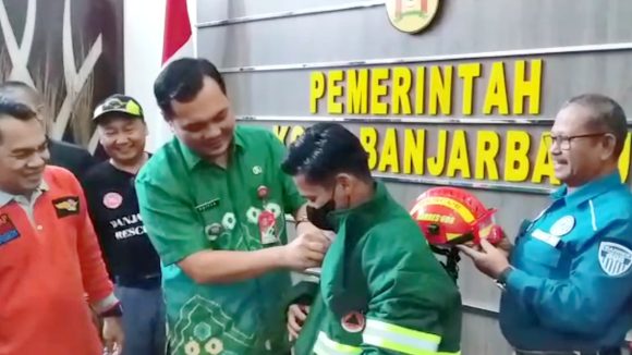 70 Set Pakaian Safety Dibagikan Aditya Kepada 35 BPK se-Kota Banjarbaru