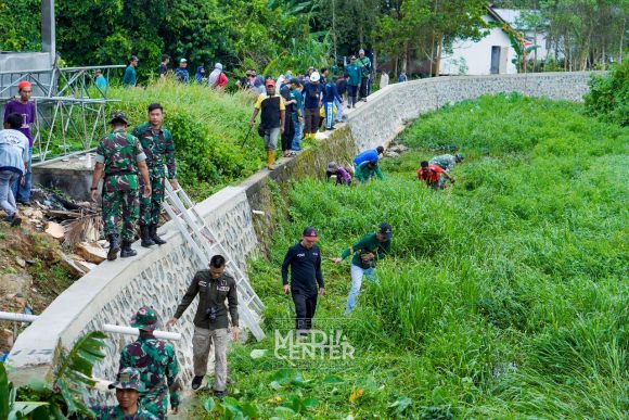 Warga Loktabat Utara turun ke Sungai Durian