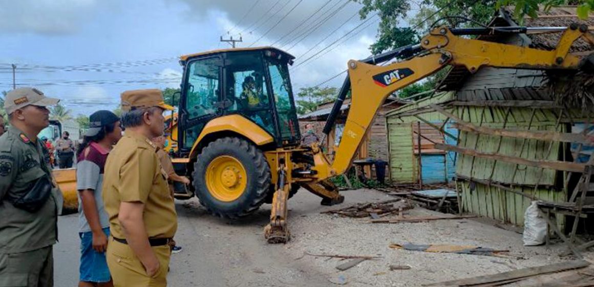 Sekda Banjarbaru Pimpin Pembongkaran Warung Jablai di Simpang LIK.