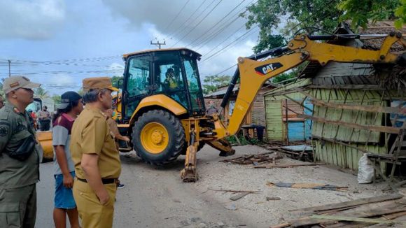 Sekda Banjarbaru Pimpin Pembongkaran Warung Jablai di Simpang LIK.