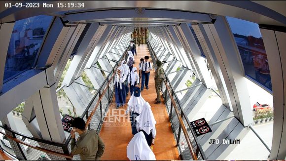 Gerak-Gerik Anda di JPO Banjarbaru 2, Terekam 24 Jam Oleh CCTV!