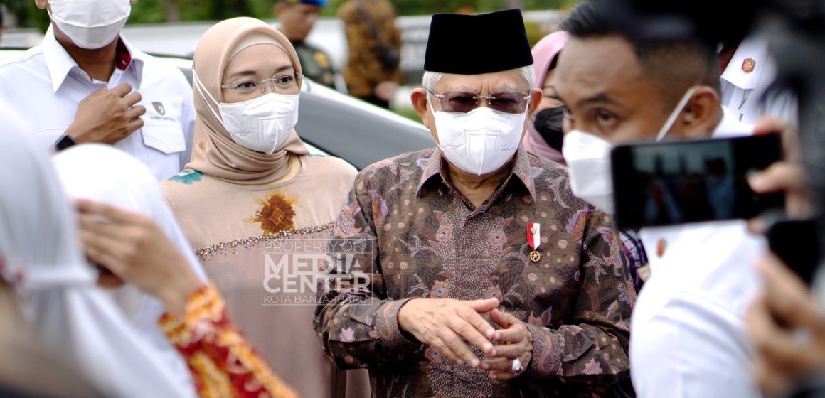 K. H. Ma’ruf Amin Bagikan Peralatan Sekolah di SDN 1 Syamsudin Noor.