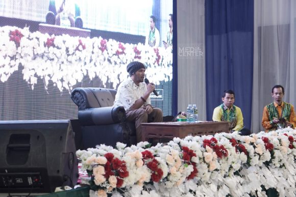 Ustaz Hanan Attaki Semangati Pemuda Banjarbaru untuk Tingkatkan Iman