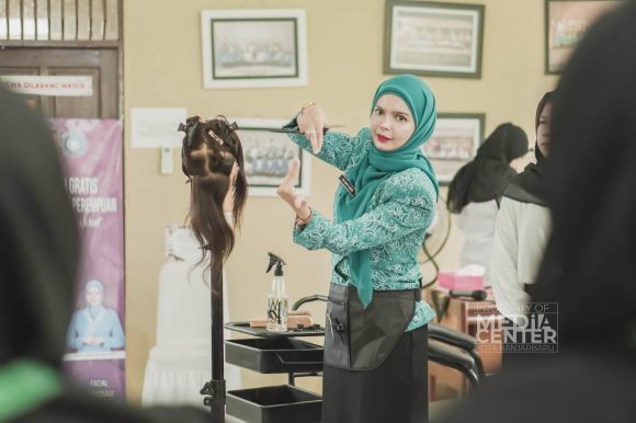 Hari Pertama Sekolah Gratis, Vivi Ungkapkan Kebahagiannya