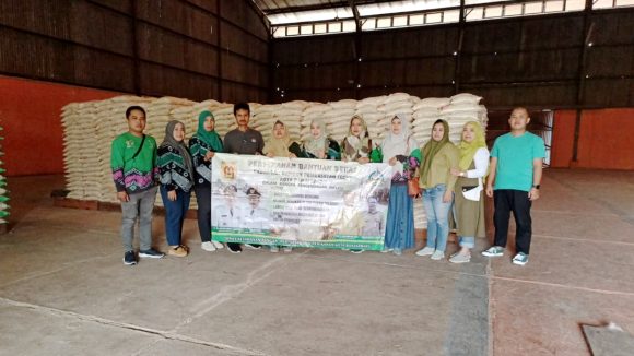 Sebanyak 1,94 Ton Beras Didistribusikan Kepada Warga Terdampak Banjir.