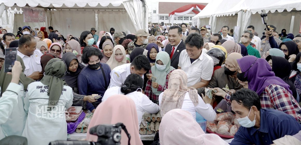 Pasar Murah, Ratusan Masyarakat Serbu Lapangan Dr. Murdjani