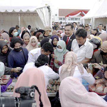 Pasar Murah, Ratusan Masyarakat Serbu Lapangan Dr. Murdjani