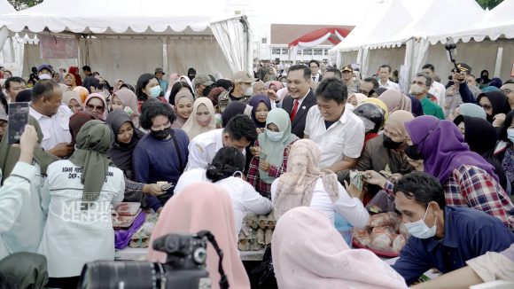 Pasar Murah, Ratusan Masyarakat Serbu Lapangan Dr. Murdjani
