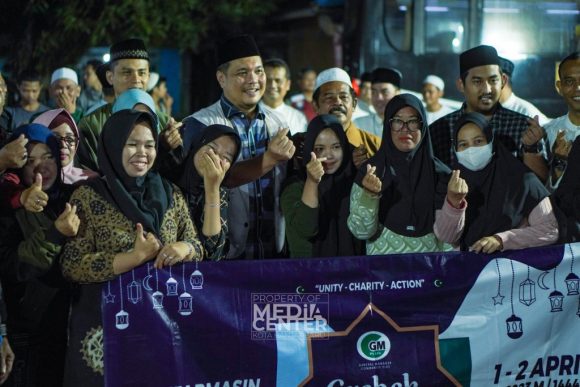 Aditya Bagikan 700 Paket Sahur di Kota Banjarbaru