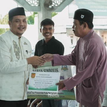 WhatsApp Image 2023-04-04 at 09.01.11 Aditya Serahkan Bantuan Untuk Kemakmuran Rumah Ibadah di Loktabat Utara