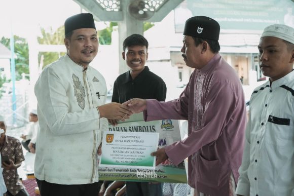 Aditya Serahkan Bantuan Untuk Kemakmuran Rumah Ibadah di Loktabat Utara