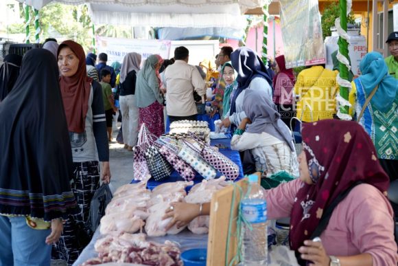 Pasar Murah di Kelurahan Syamsudin Noor diserbu warga
