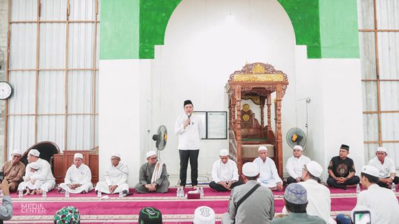 Tingkatkan Komunikasi Dengan Warga, Aditya Bersilaturahmi di Masjid Putih