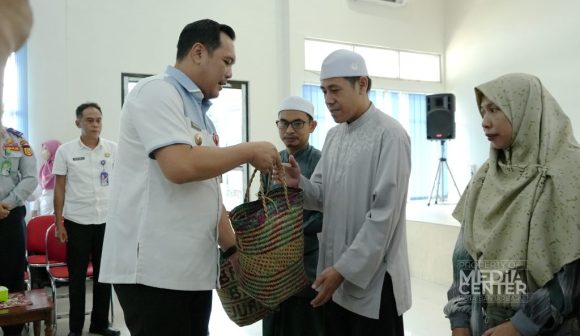 Pemerintah Kota Banjarbaru Bagikan 2.165 Paket Tali Asih