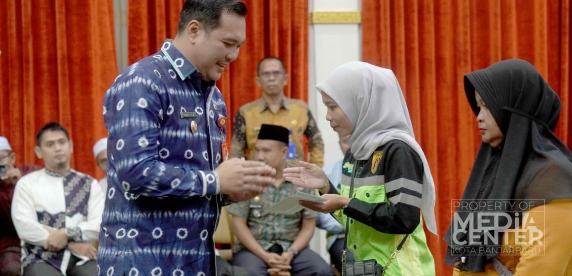 Aditya Serahkan 1500 Tali Asih Kepada Mustahik