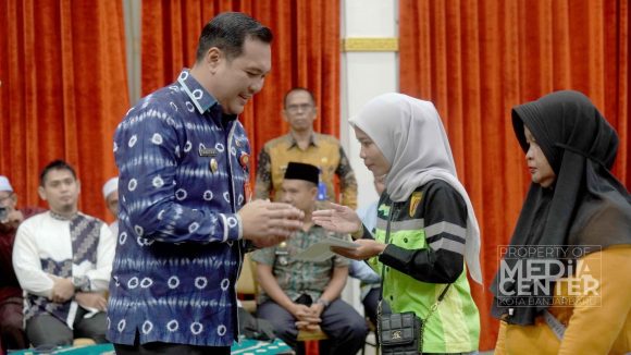 Aditya Serahkan 1500 Tali Asih Kepada Mustahik