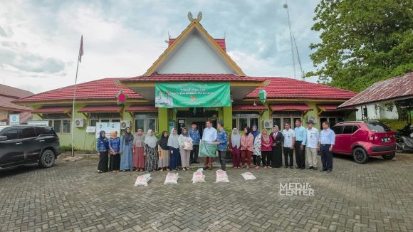 Aditya Bagikan 93 Ton Beras Ke 5 Kecamatan.