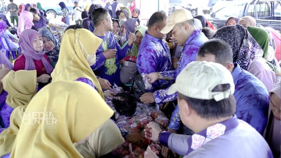 Warga Guntung Manggis Serbu Bawang dan Cabai di Pasar Murah.