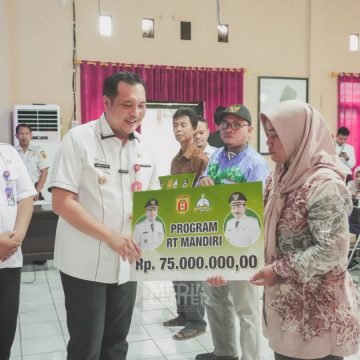 Pokmas se-Kecamatan Liang Anggang Terima Dana Bantuan