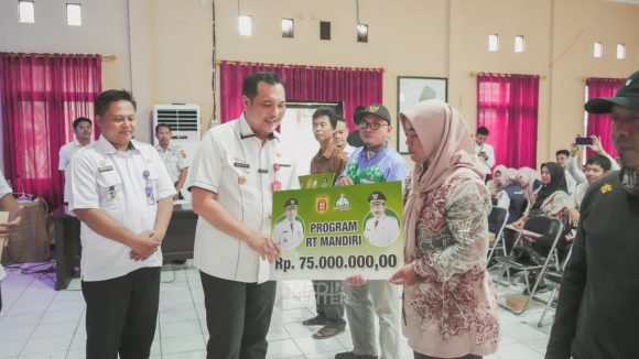 Pokmas se-Kecamatan Liang Anggang Terima Dana Bantuan