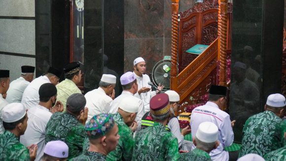 Aditya Laksanakan Salat Hajat Bersama Calon Jamaah Haji