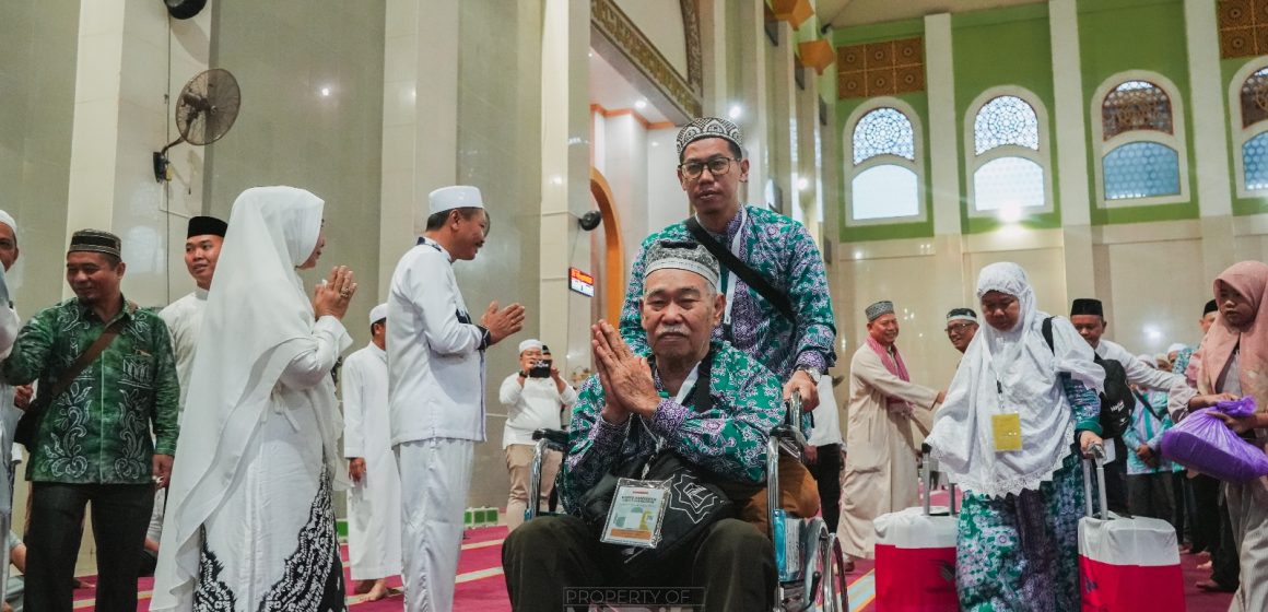 Peluk dan Tangis Haru warnai Keberangkatan Jemaah Haji Banjarbaru