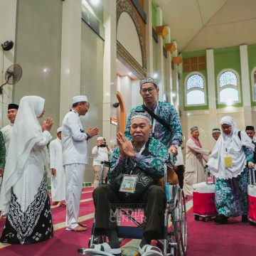 WhatsApp Image 2023-06-17 at 10.21.17 AM Peluk dan Tangis Haru warnai Keberangkatan Jemaah Haji Banjarbaru
