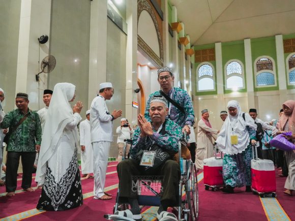 Peluk dan Tangis Haru warnai Keberangkatan Jemaah Haji Banjarbaru