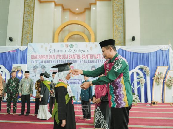 Ratusan Wisudawan Padati Masjid Agung Al Munawwarah