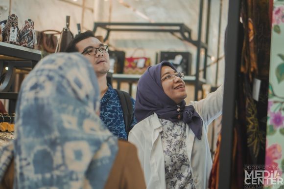 Kemenparekraf RI Arahkan Kain Sasirangan Banjarbaru Gunakan Warna Alam