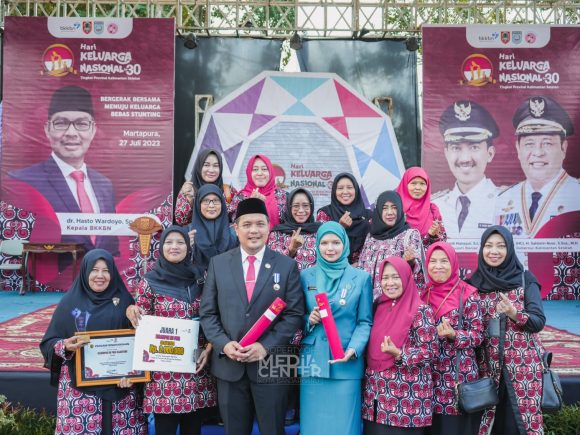 Aditya dan Vivi Zubedi Persembahkan Manggala Karya Kencana untuk Banjarbaru Juara