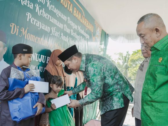 Wali Kota Aditya Berikan Santunan, Harapkan Masa Depan Gemilang untuk Anak Yatim