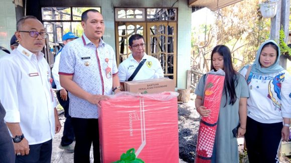 Aditya Garcep Salurkan Bantuan Kepada Korban Kebakaran di Jalan Sukarelawan.